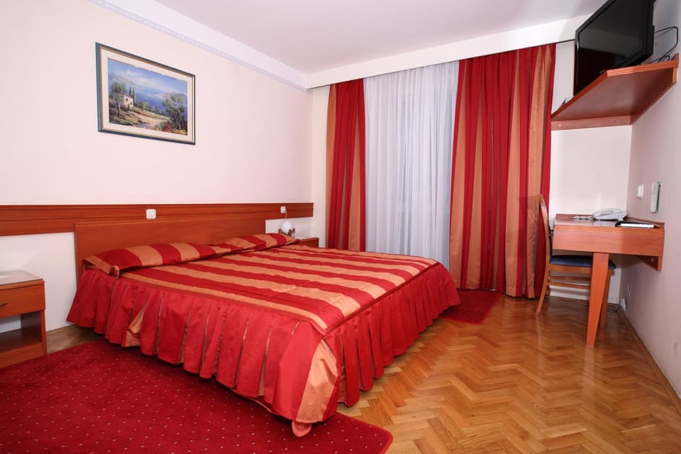 Shower, Toilet, Bathroom, TV and multimedia, Seating area, Bedroom