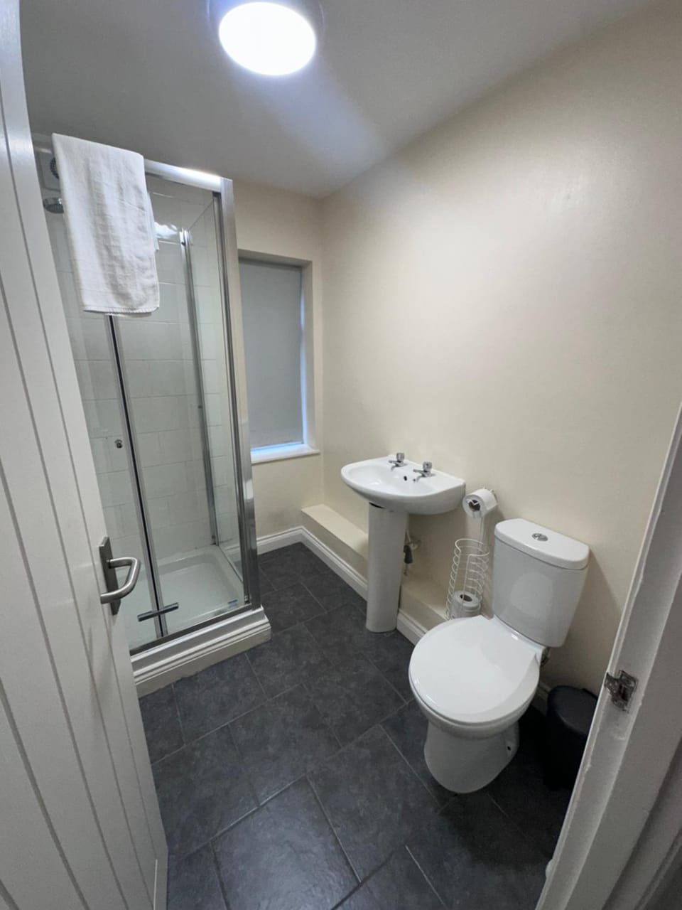 Shower, Toilet, Bathroom, towels