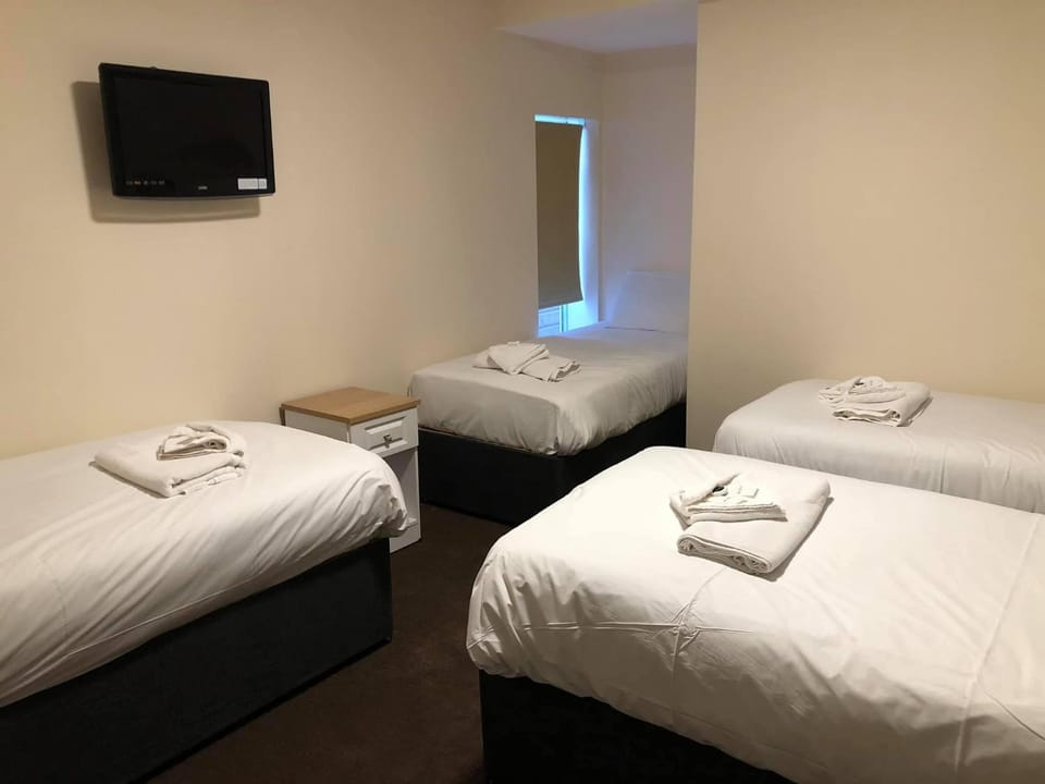 Bed, TV and multimedia, Photo of the whole room, Bedroom, towels