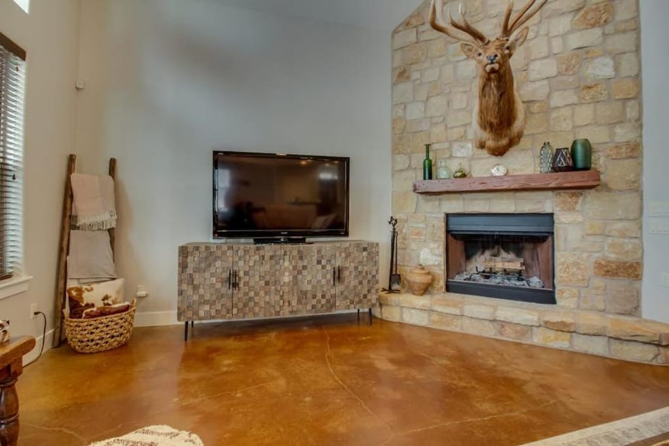 TV and multimedia, Living room, fireplace