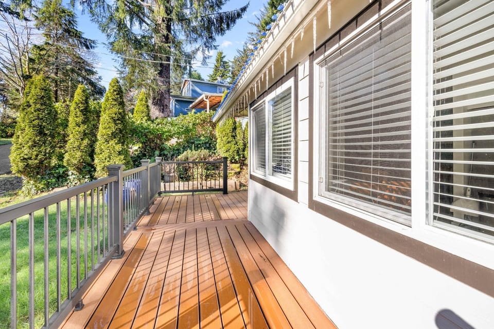 Bright Beach Town Bungalow House in Gleneden Beach