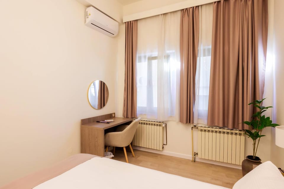 TV and multimedia, Photo of the whole room, Decorative detail, Seating area, Bedroom, internet, air conditioner