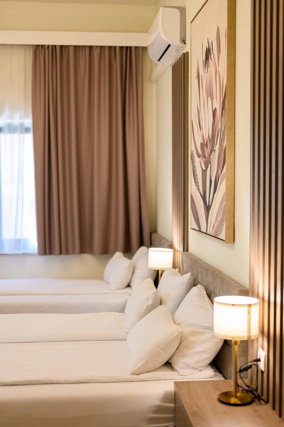 TV and multimedia, Photo of the whole room, Decorative detail, Seating area, Bedroom, internet, air conditioner