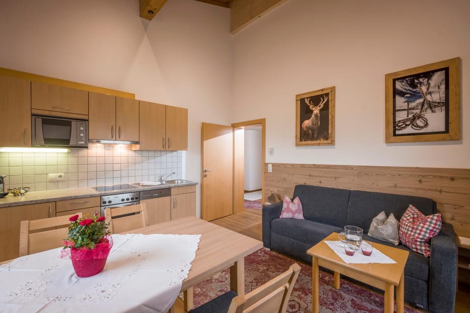 Kitchen or kitchenette, Seating area, Dining area, stove