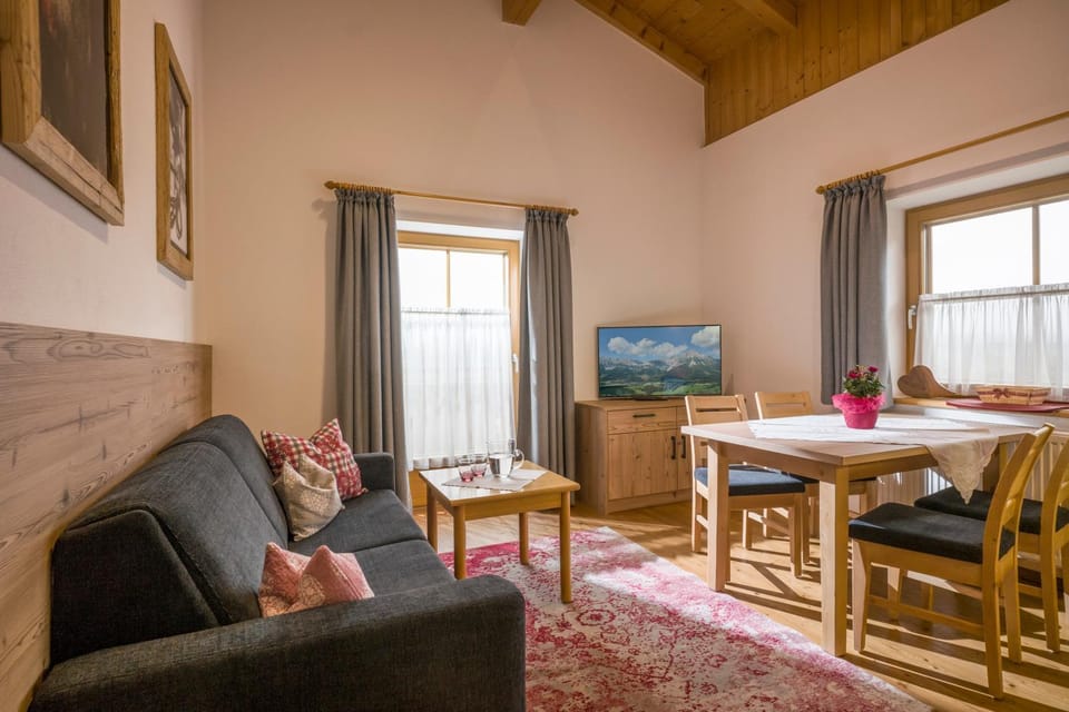 TV and multimedia, Living room, Dining area