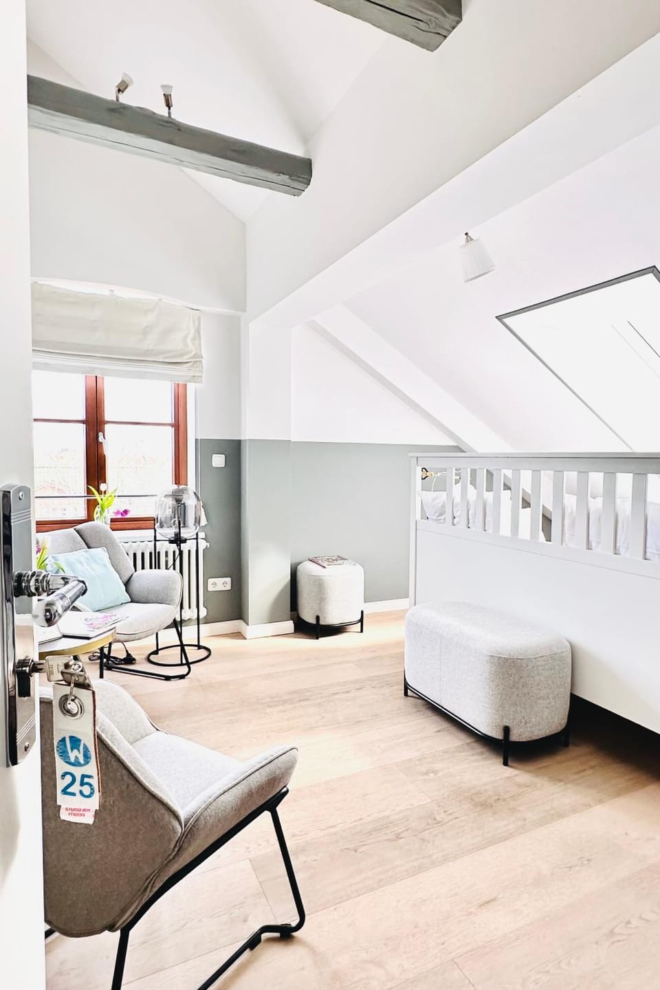 Bed, Photo of the whole room, Seating area