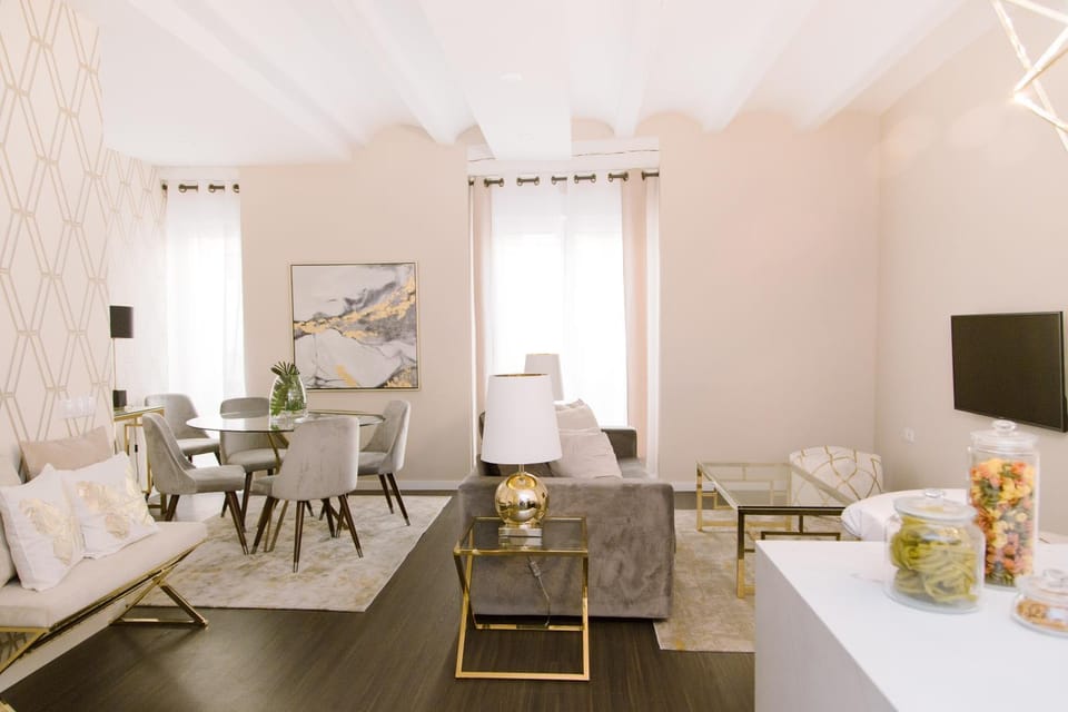 Living room, Photo of the whole room, Decorative detail, Decorative detail, Dining area