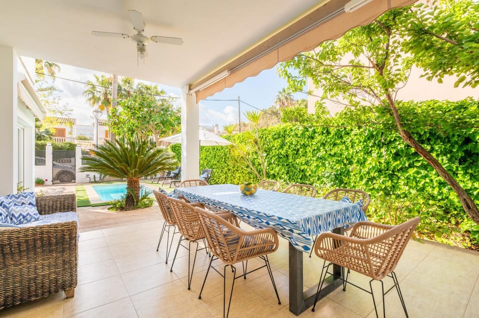 Property building, Balcony/Terrace, Living room