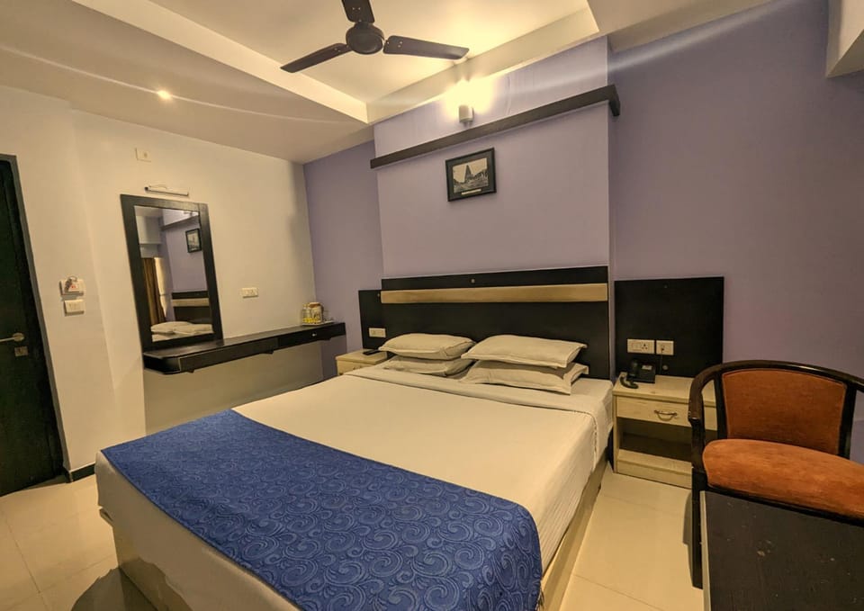 Bed, TV and multimedia, Photo of the whole room, Bedroom, fireplace