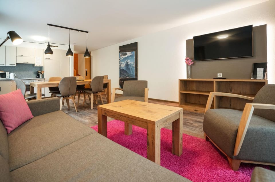 TV and multimedia, Living room, Seating area, Dining area