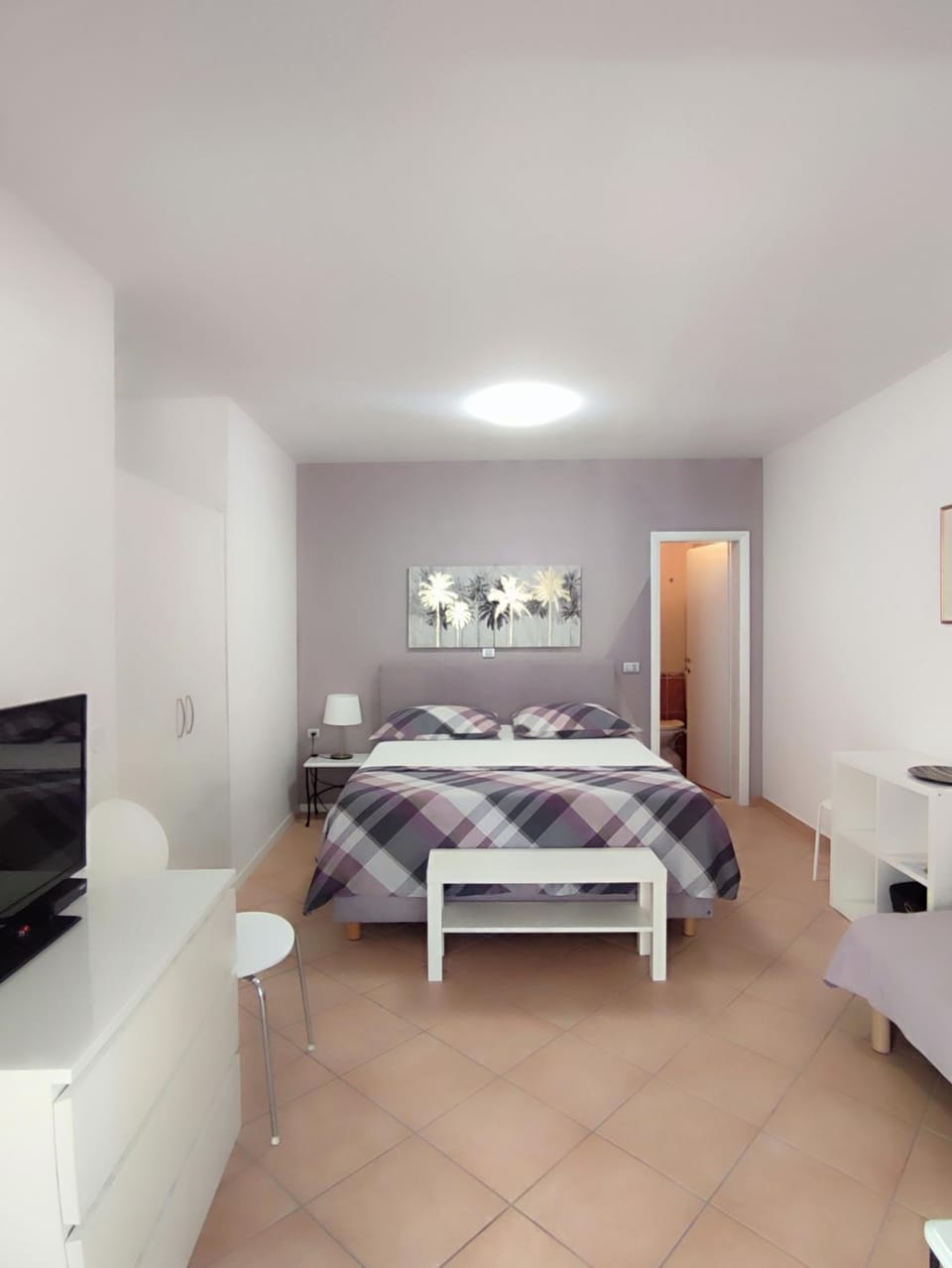 Bed, TV and multimedia, Photo of the whole room, Bedroom