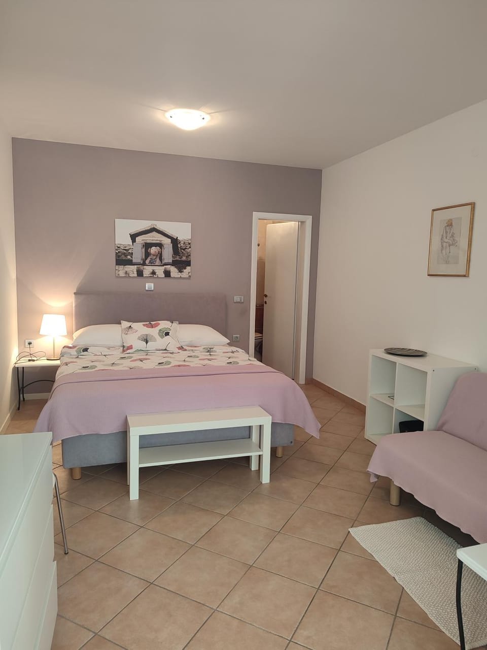 Bed, Photo of the whole room, Seating area, Bedroom