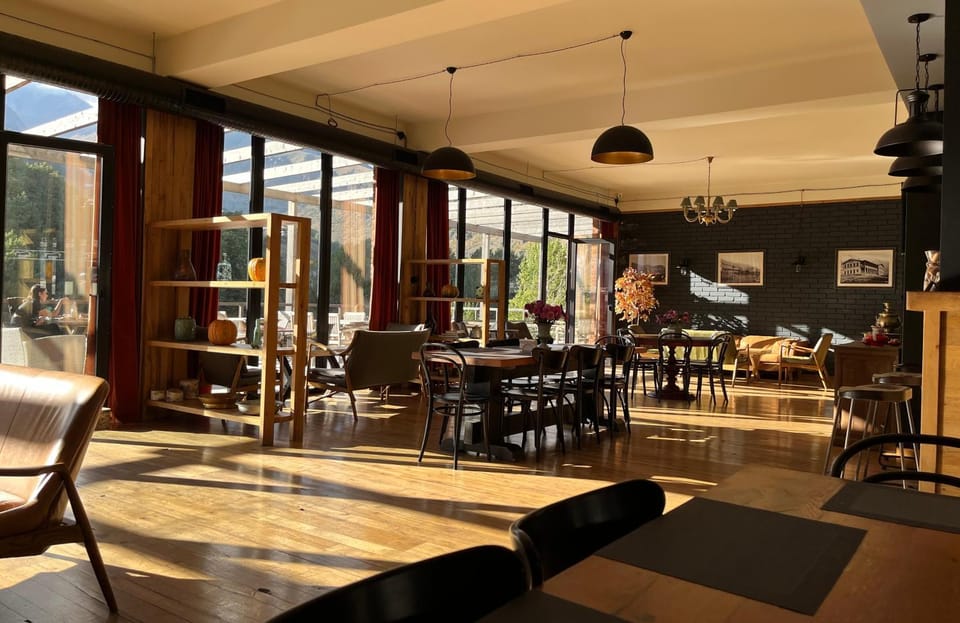 Restaurant/places to eat, Seating area
