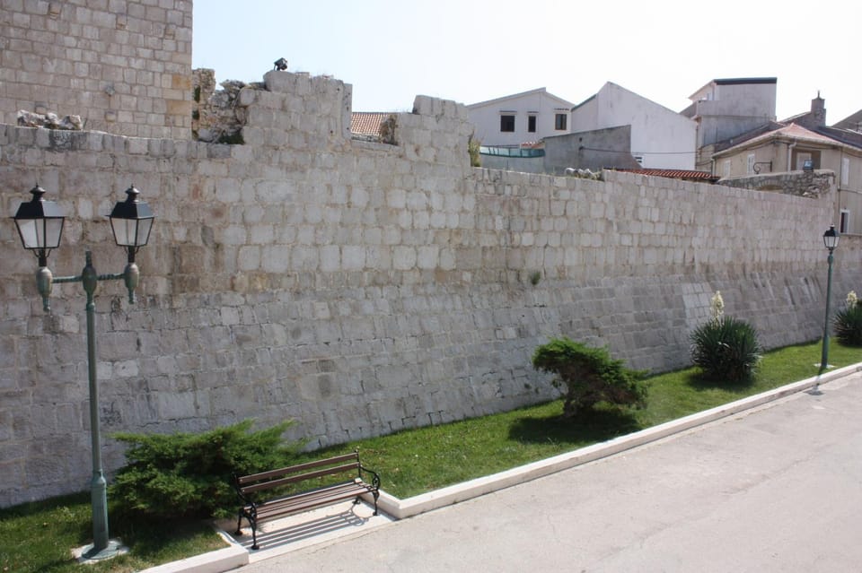 Property building, Nearby landmark, Day, Neighbourhood, Landmark view