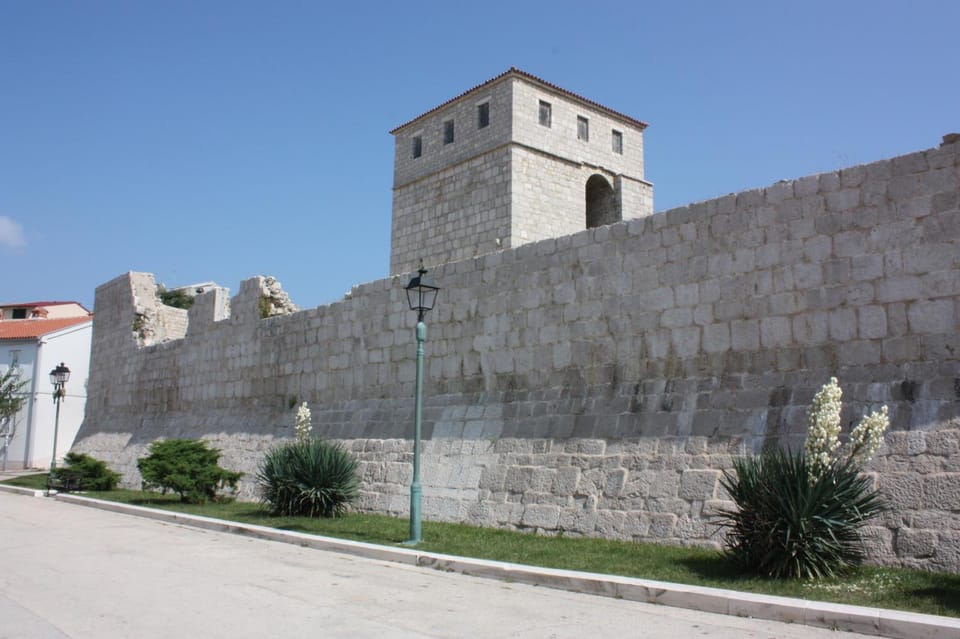 Nearby landmark, Day, Landmark view