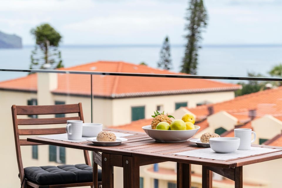 View (from property/room), Balcony/Terrace, Dining area, City view, Landmark view, Sea view