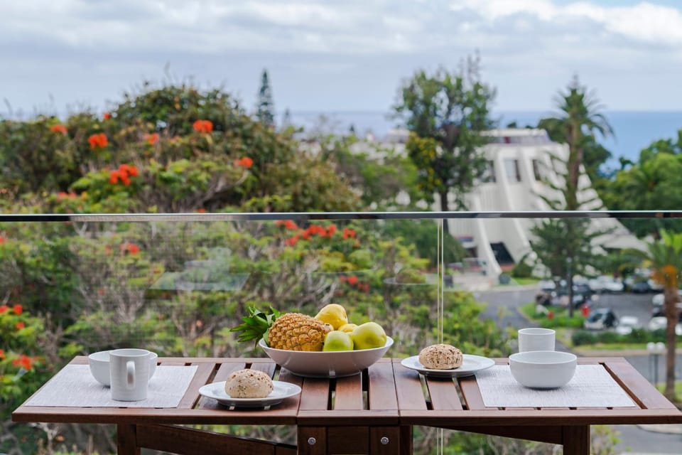 View (from property/room), Balcony/Terrace, Dining area, Garden view, Landmark view, Sea view