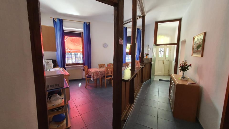 Seating area, Dining area, kitchen