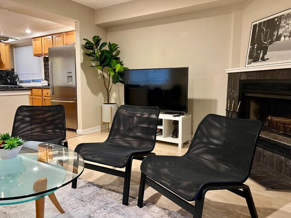 TV and multimedia, Kitchen or kitchenette, Living room, Seating area, Evening entertainment