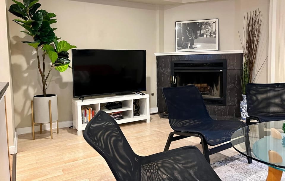 TV and multimedia, Living room, Seating area, Evening entertainment