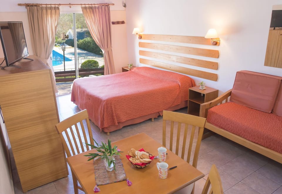 TV and multimedia, Living room, Photo of the whole room, Seating area, Dining area, Bedroom, Pool view, young children, heating, air conditioner