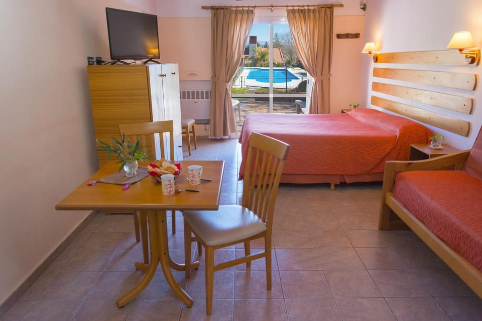 Bed, TV and multimedia, Kitchen or kitchenette, Living room, Photo of the whole room, Dining area, Bedroom, young children, cot, Family, microwave, stove