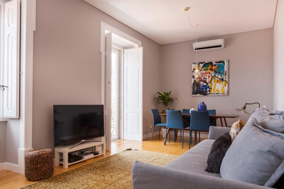 Breath-Taking River & City View Stunning 3 Bedrooms & 3 Bathrooms With AC Alfama Castle district 1st Floor Apartment Apartment in Lisbon