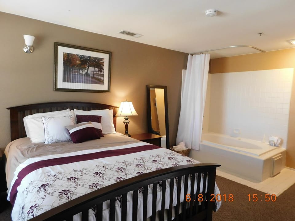 Shower, Toilet, Restaurant/places to eat, Fishing, Golfcourse, Bathroom, Coffee/tea facilities, Balcony/Terrace, Balcony/Terrace, Lounge or bar, Banquet/Function facilities, Dining area, Hiking, Cycling, Bedroom, Lunch, Lunch, Dinner, Dinner, Alcoholic drinks, Alcoholic drinks, Non alcoholic drinks, Non alcoholic drinks