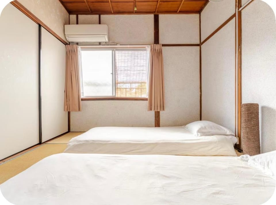 2 floors japanese style, direct to KIX, 10mins train to Namba, 5mins walk to stn , 2-6ppl House in Osaka