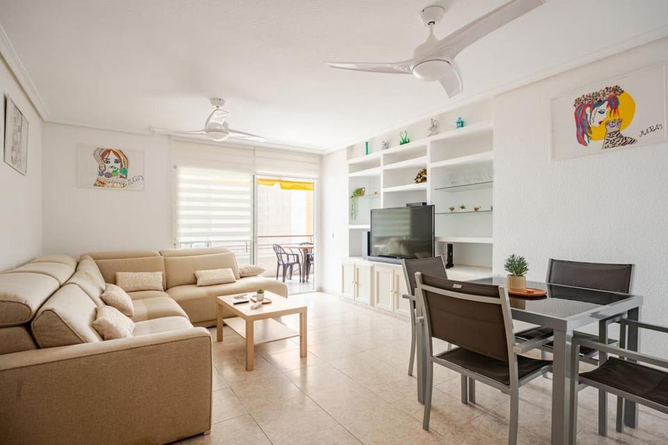 Communal lounge/ TV room, TV and multimedia, Living room, Seating area, Dining area