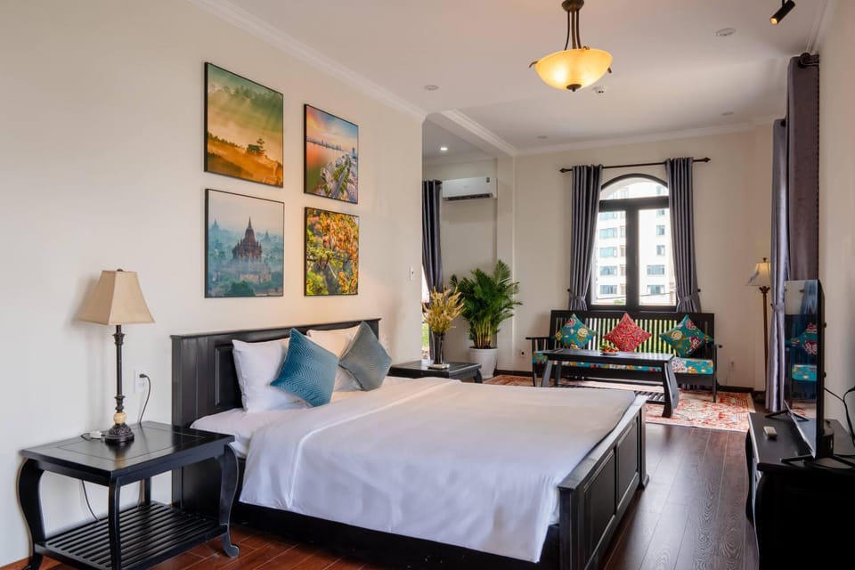 Bed, TV and multimedia, Living room, Photo of the whole room, Seating area, Bedroom