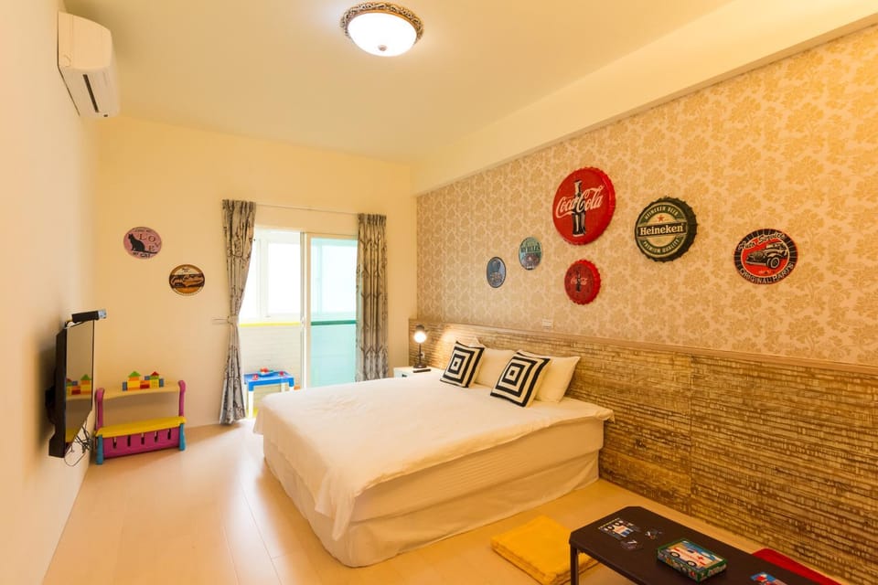 Photo of the whole room, Bedroom