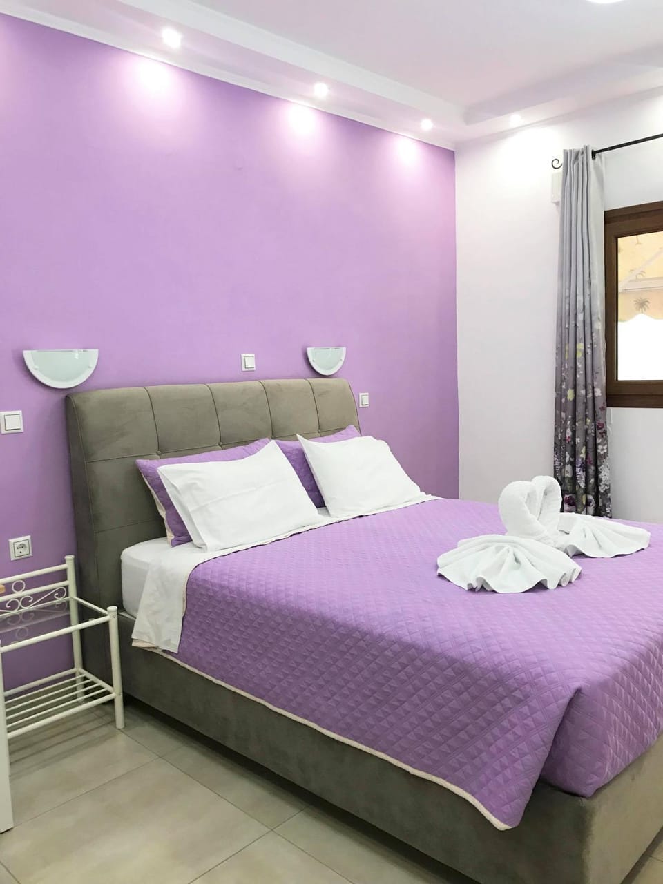 Toilet, Bed, TV and multimedia, Photo of the whole room, Bedroom, locker, towels, air conditioner