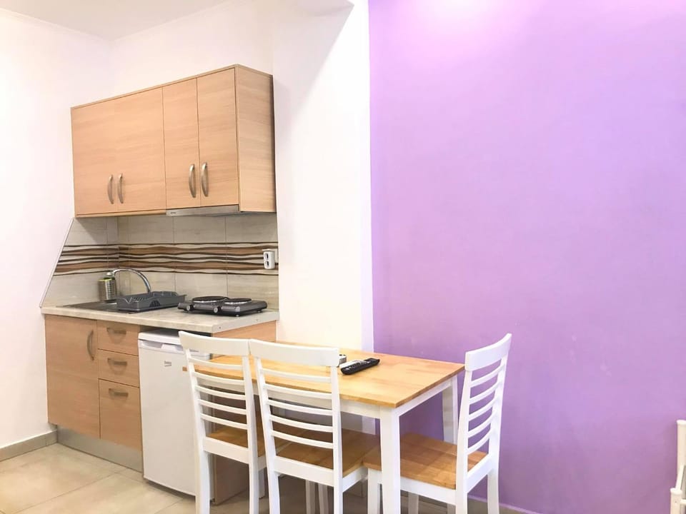 Kitchen or kitchenette, Dining area, stove