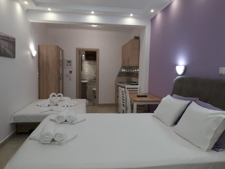 Bed, Kitchen or kitchenette, Photo of the whole room, Bedroom, minibar, towels