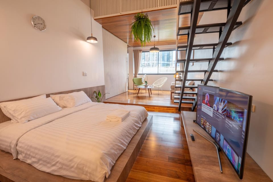 Bed, TV and multimedia, Living room, Seating area, Bedroom