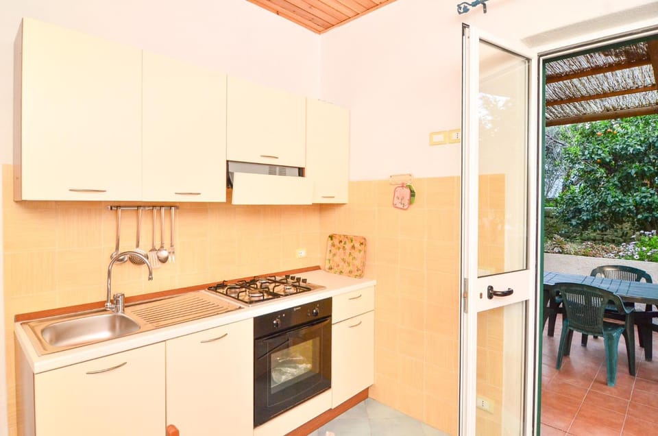Kitchen or kitchenette, pet friendly, stove