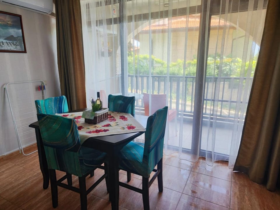 Kitchen or kitchenette, Dining area, kitchen
