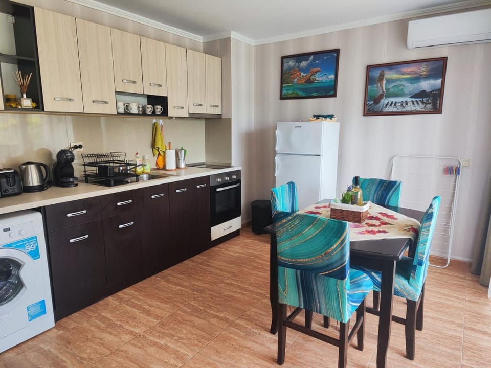 Kitchen or kitchenette, Dining area, kitchen
