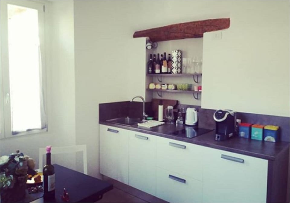 Coffee/tea facilities, Kitchen or kitchenette, Photo of the whole room, Decorative detail
