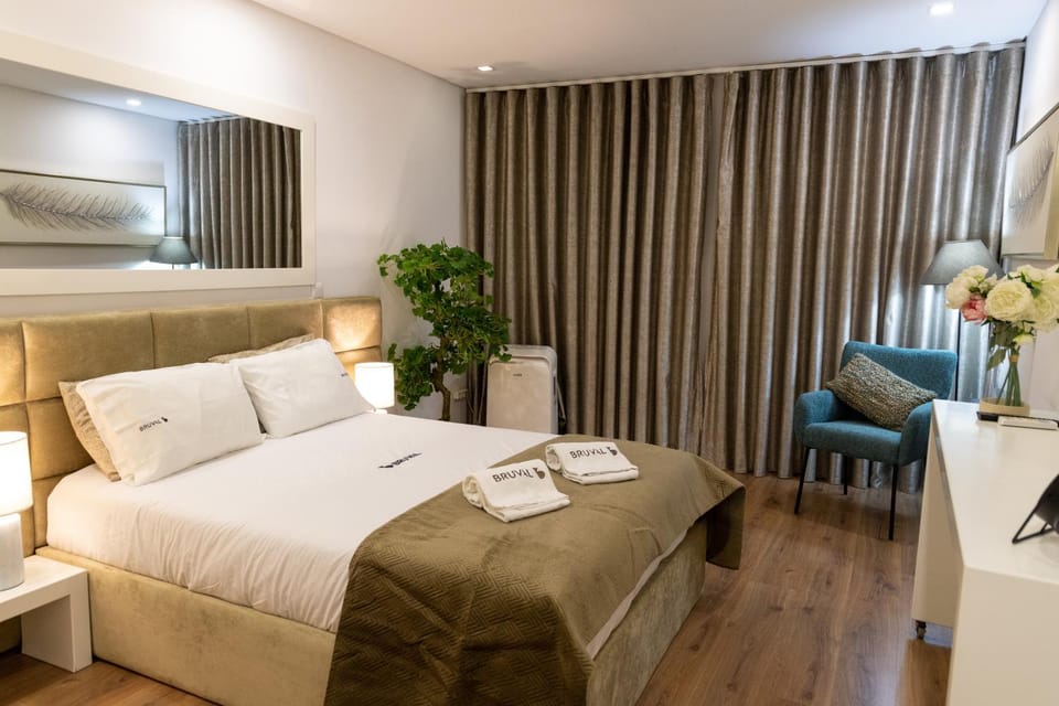 Bed, Photo of the whole room, Decorative detail, Bedroom, towels