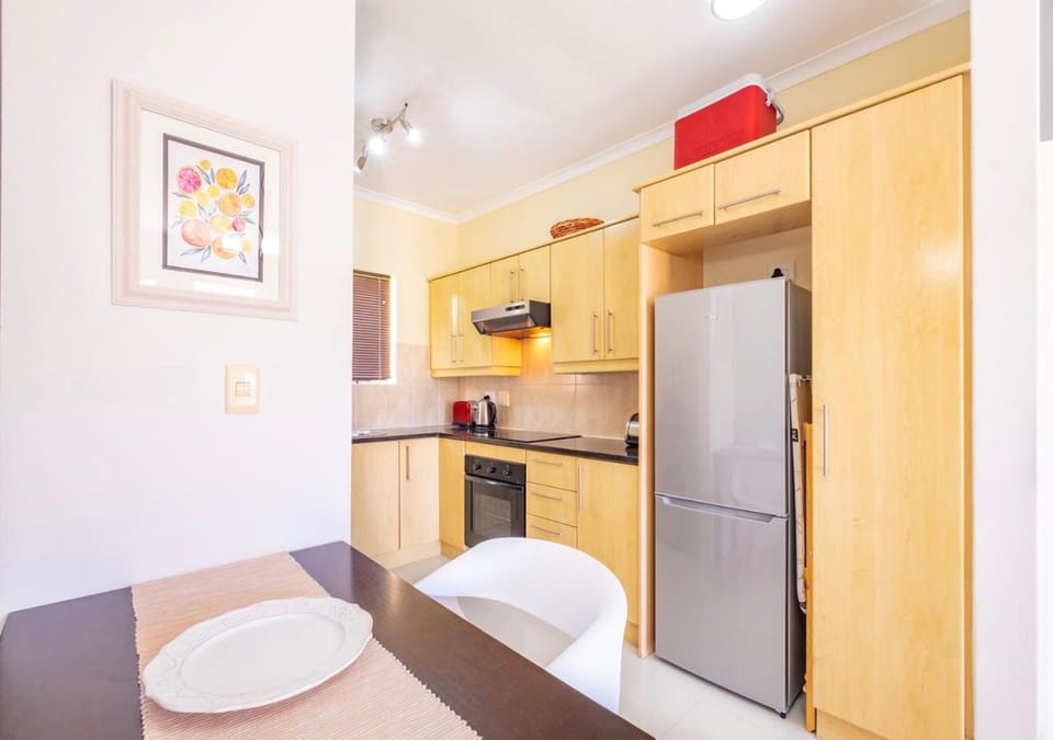 Coffee/tea facilities, Kitchen or kitchenette, Dining area, Area and facilities