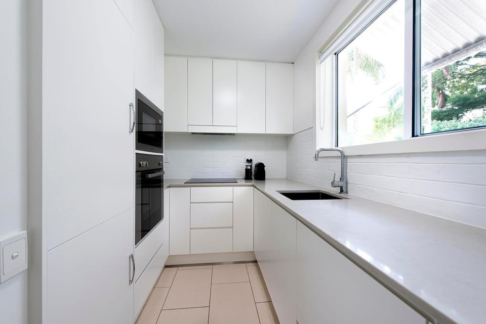 Kitchen or kitchenette, dishwasher, oven