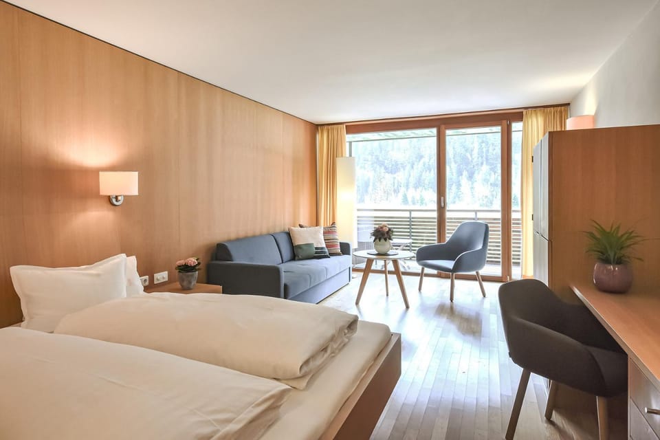 Bed, Photo of the whole room, Seating area, hair dresser