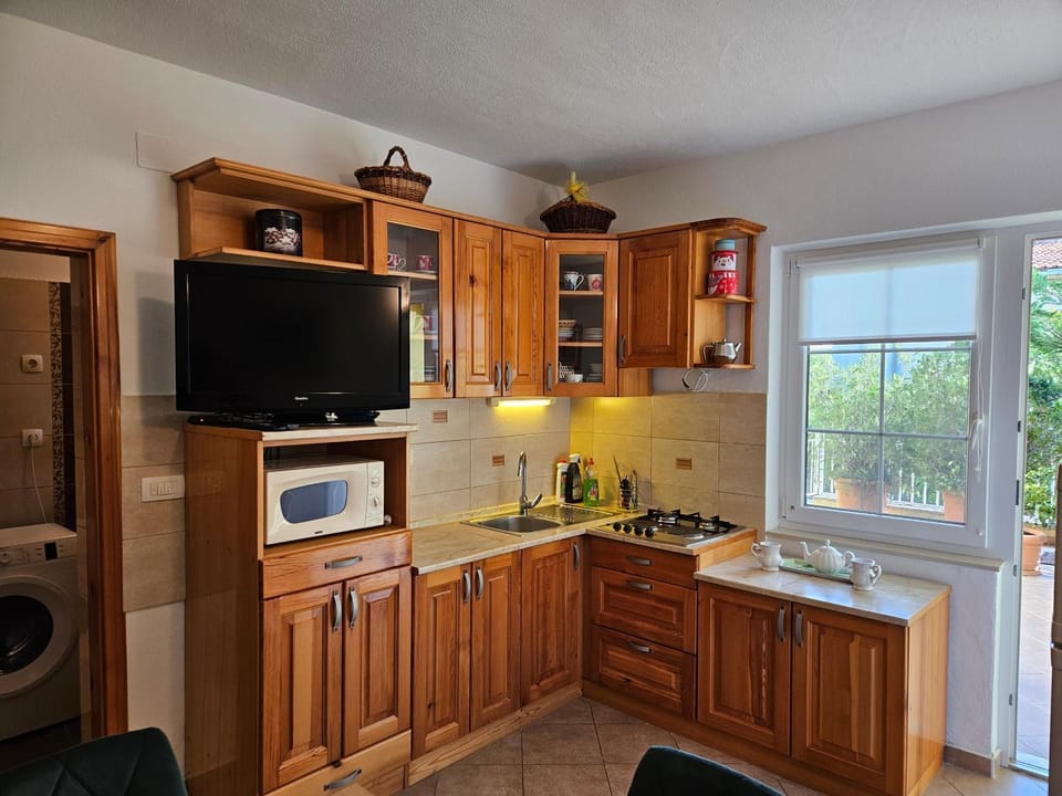 Coffee/tea facilities, Kitchen or kitchenette, Dining area