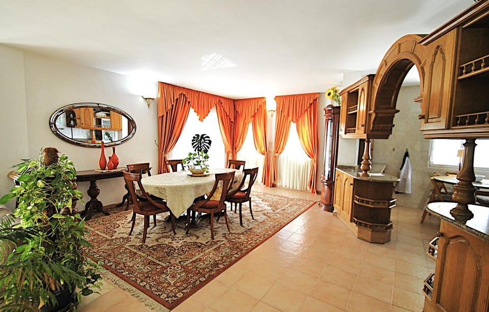 Food close-up, Kitchen or kitchenette, Dining area, kitchen