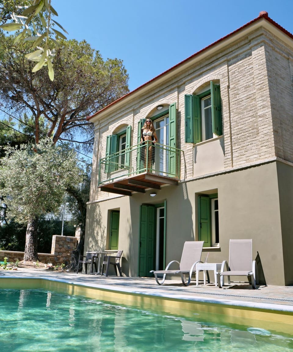 Property building, Balcony/Terrace, Swimming pool, sunbed