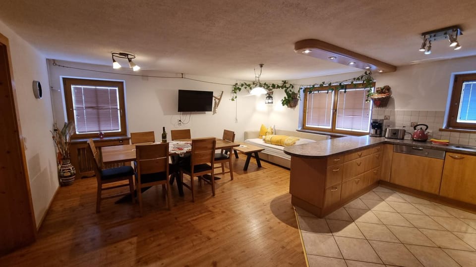 Kitchen or kitchenette, Living room, Seating area, Dining area