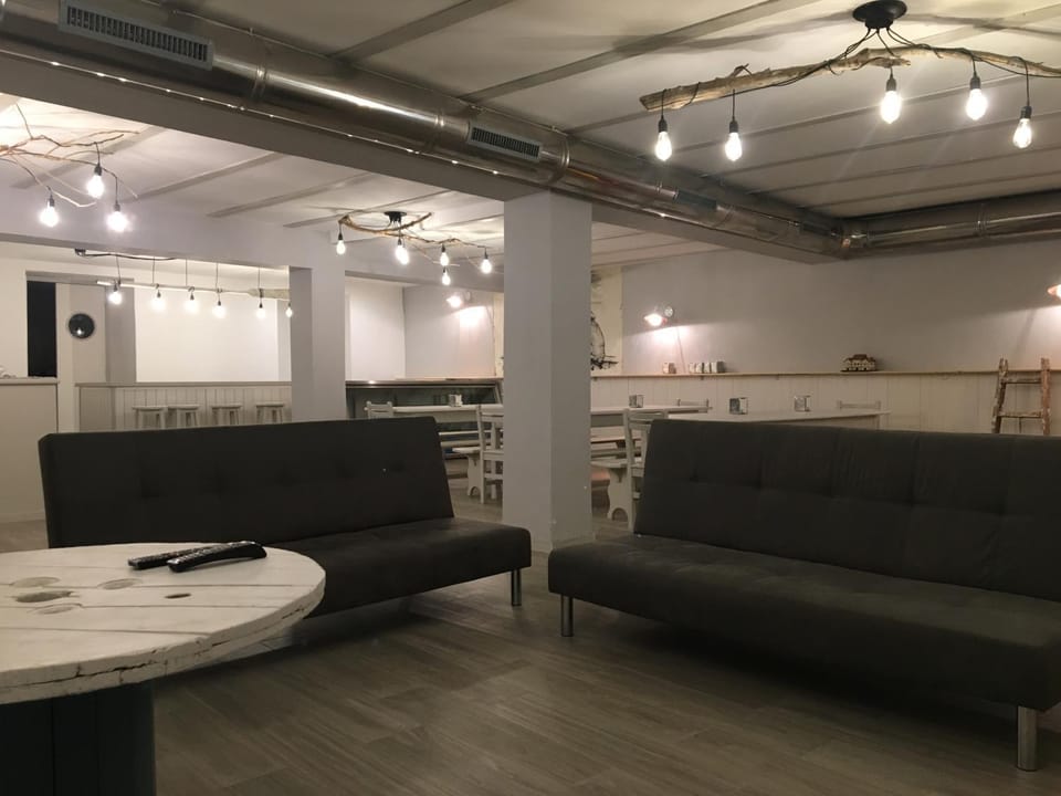 Communal lounge/ TV room