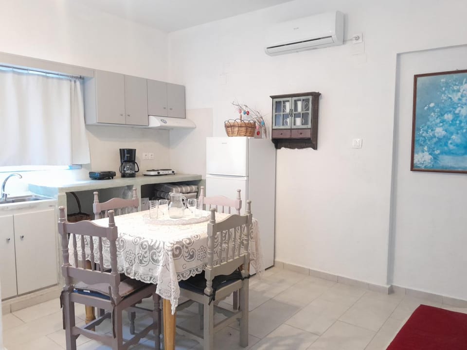 Coffee/tea facilities, Kitchen or kitchenette, Dining area, Area and facilities, minibar, stove, air conditioner